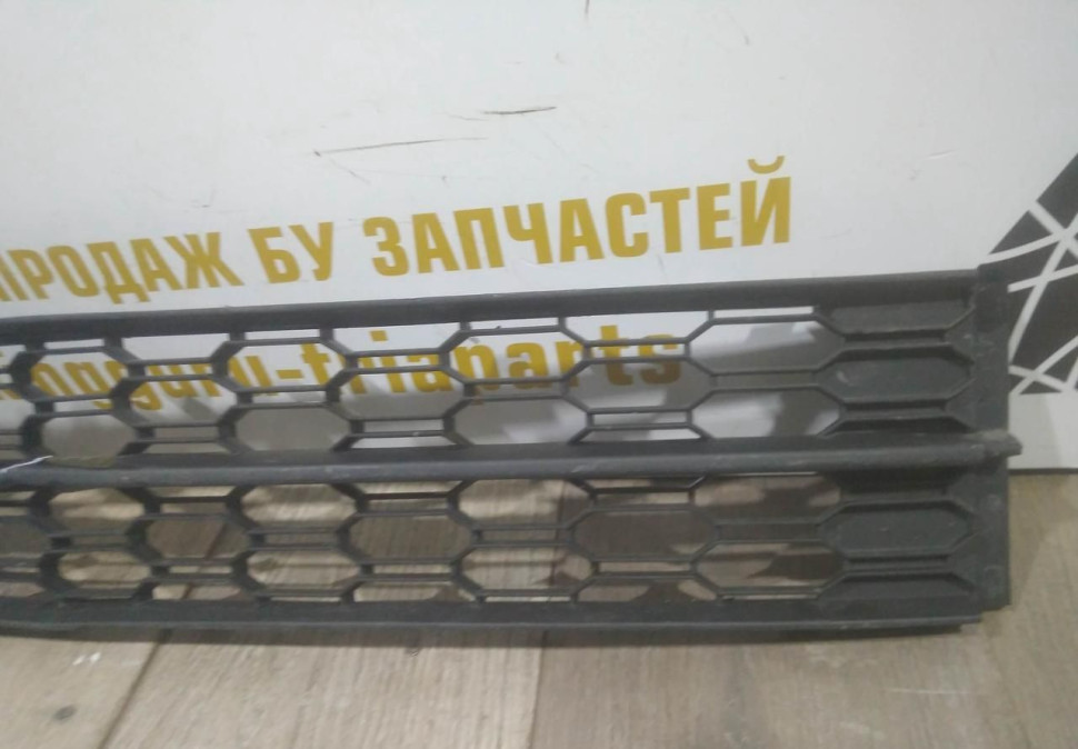 Решетка переднего бампера бу Skoda Octavia A7 рестайлинг OEM 5E0853677J Решетка переднего бампера бу Skoda Octavia A7 рестайлинг OEM 5E0853677J