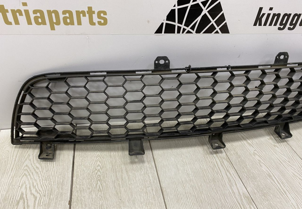 Решётка переднего бампера Mitsubishi Pajero Sport 2 OEM 6402A124 (Скл-3)