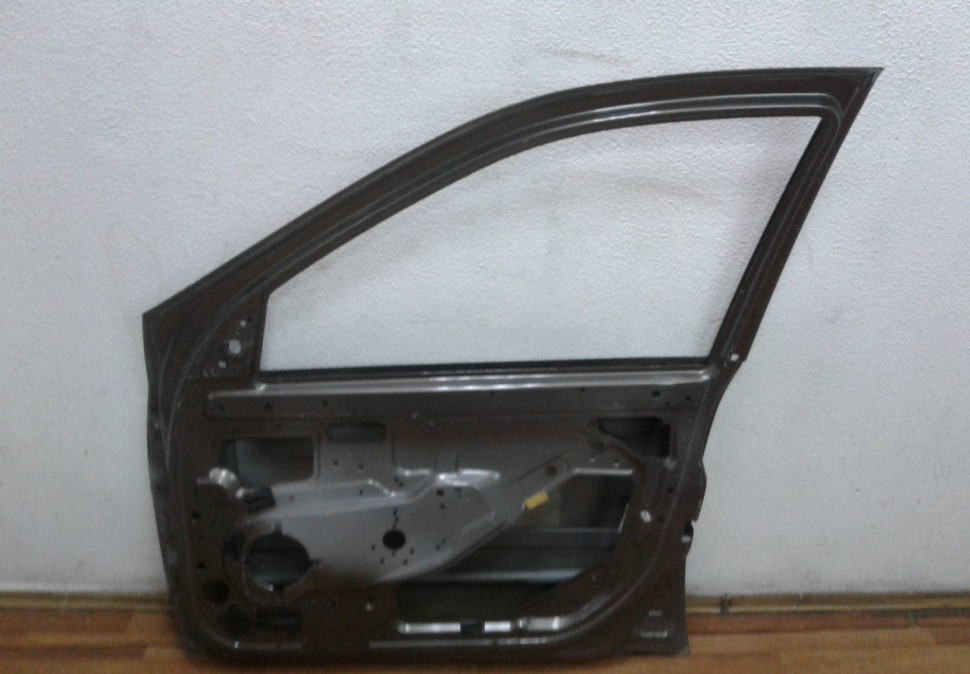 Дверь передняя правая Lada Granta oem 11180610001470 (вмятины) (скл-3)