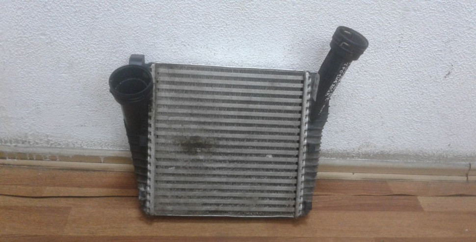 Интеркулер правый Volkswagen Touareg NF oem 7P0145804b