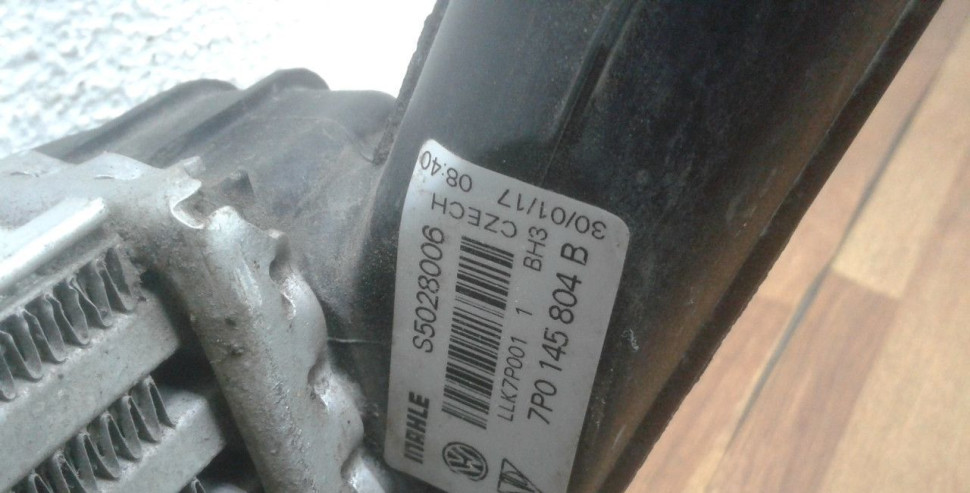 Интеркулер правый Volkswagen Touareg NF oem 7P0145804b