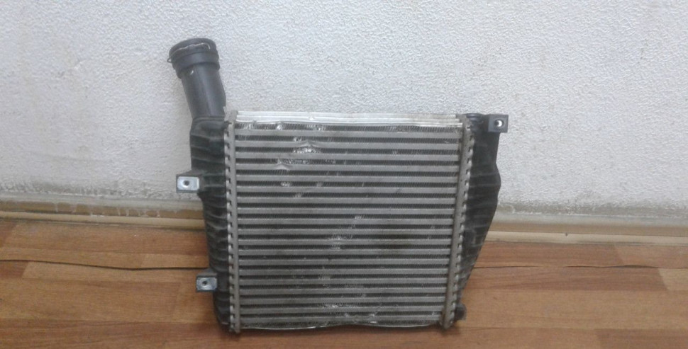Интеркулер правый Volkswagen Touareg NF oem 7P0145804b Интеркулер правый Volkswagen Touareg NF oem 7P0145804b
