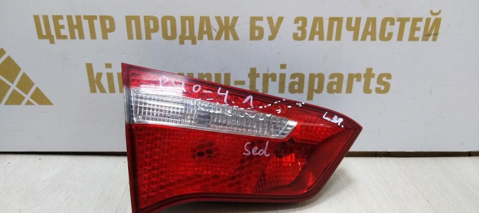 Фонарь внутренний левый Kia Rio 3 до рест 11-15  седан oem 924034x000