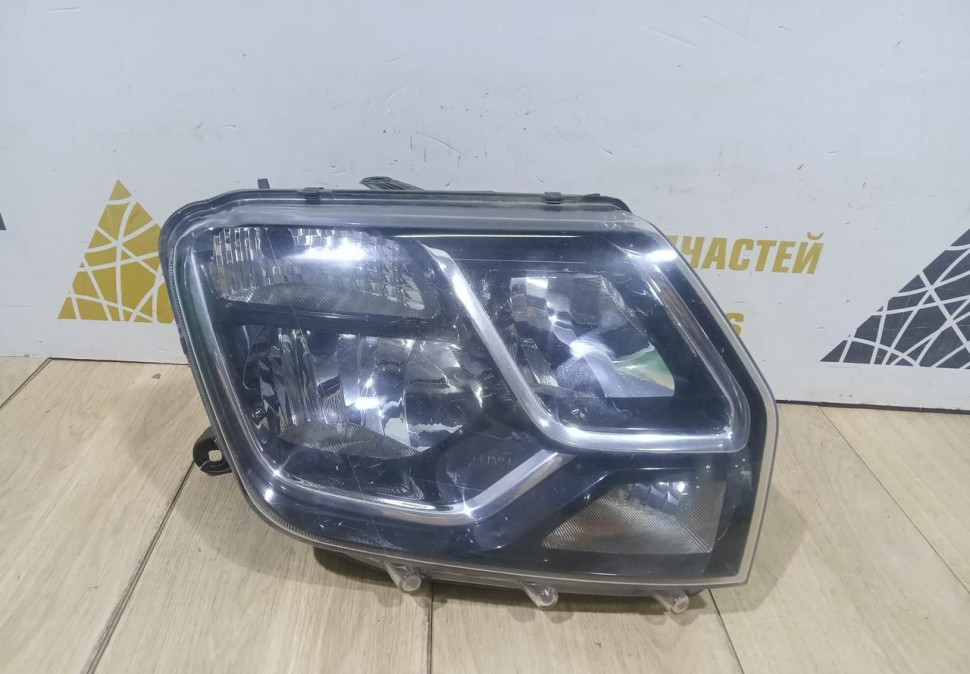 Фара правая бу Renault Duster рестайлинг OEM 260107307R