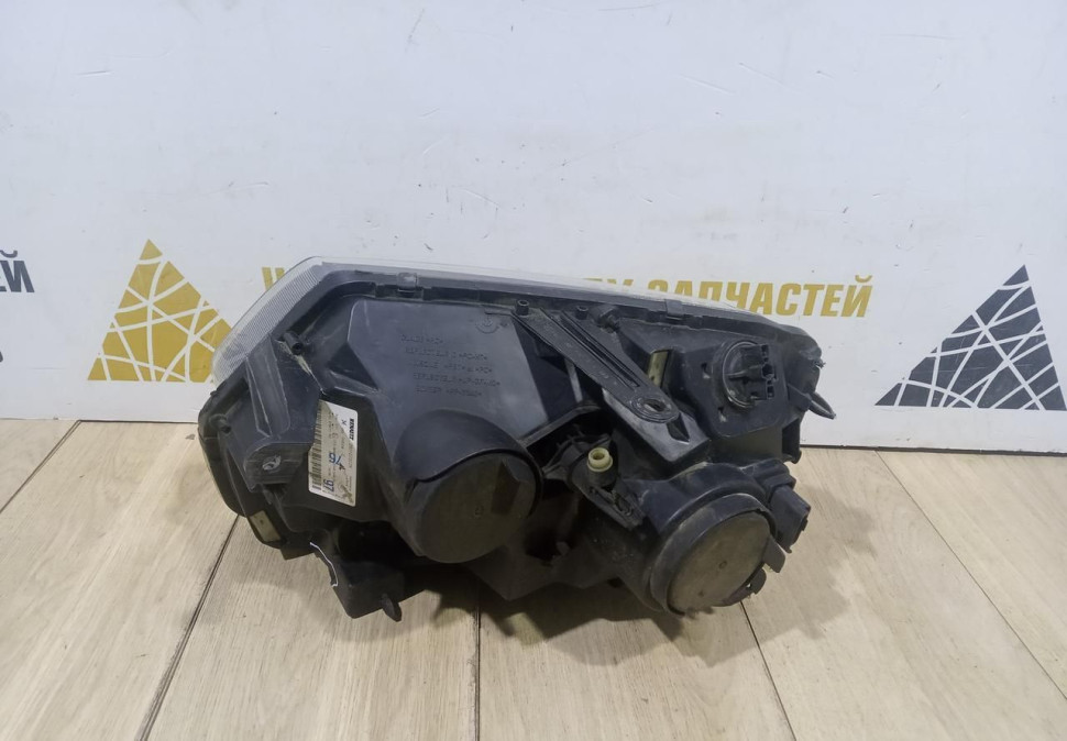 Фара правая бу Renault Duster рестайлинг OEM 260107307R