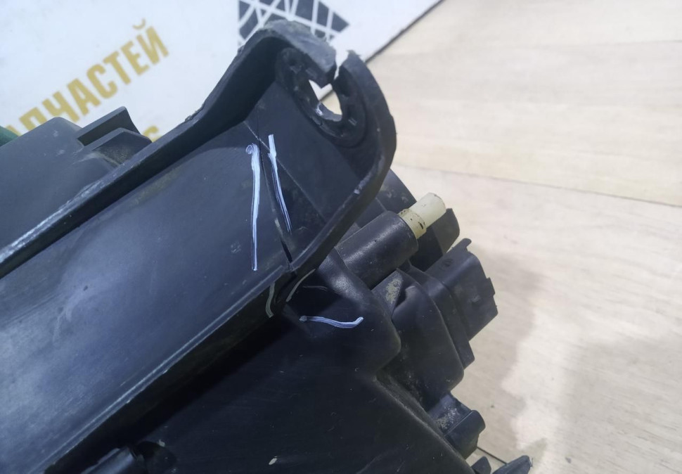 Фара правая бу Renault Duster рестайлинг OEM 260107307R
