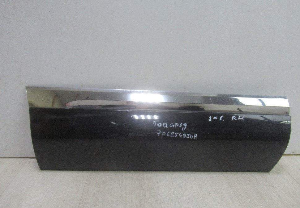 Молдинг двери задний правый Volkswagen Touareg NF oem 7p6854950