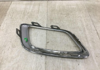 Молдинг переднего бампера правый Renault Sandero Stepway 2 рестайлинг OEM 261A25604R