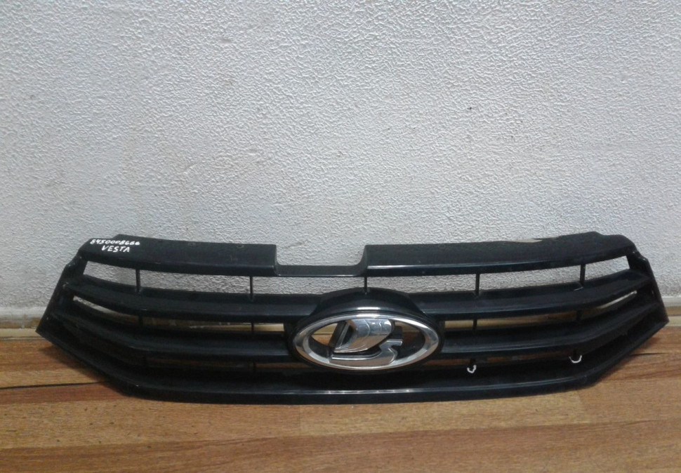 Решетка радиатора Lada Vesta (трещины) oem 8450008666 (скл-3)
