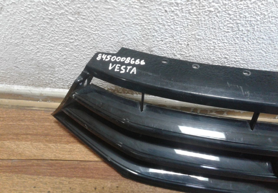 Решетка радиатора Lada Vesta (трещины) oem 8450008666 (скл-3)