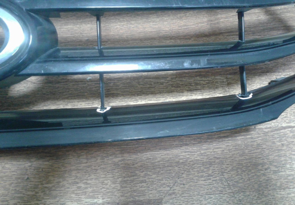 Решетка радиатора Lada Vesta (трещины) oem 8450008666 (скл-3)