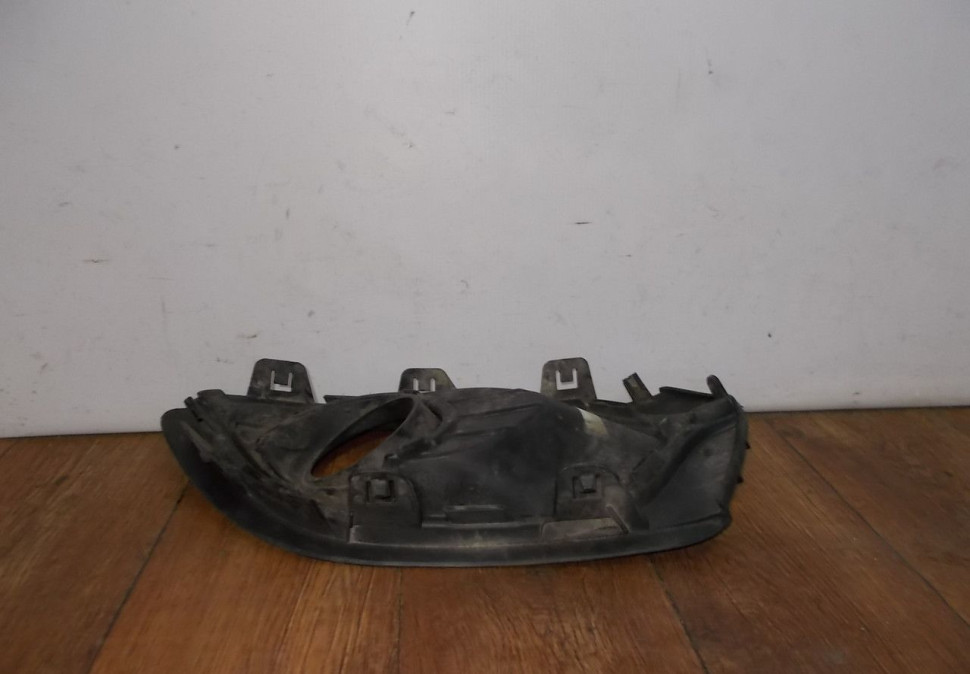 Решетка противотуманной фары правая бу Renault Logan 2 OEM 263316043R Решетка противотуманной фары правая бу Renault Logan 2 OEM 263316043R