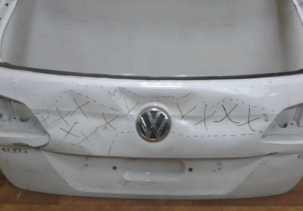Крышка багажника Volkswagen Passat B7 универсал (вмятины)