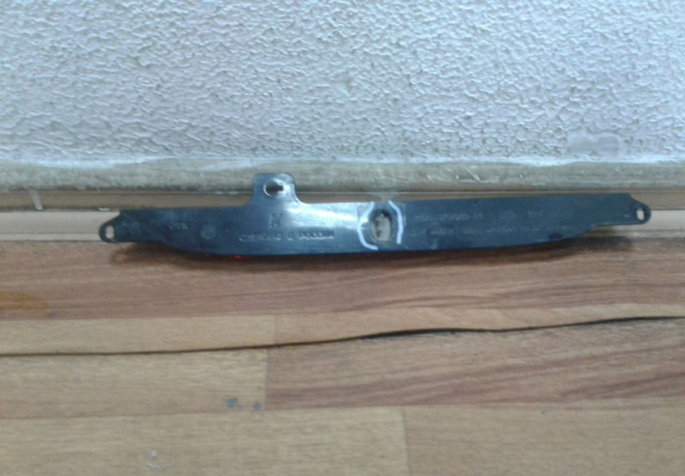 ПТФ задний Lada Granta лифтбек OEM 21913757010 (трещина) ПТФ задний Lada Granta лифтбек OEM 21913757010 (трещина)