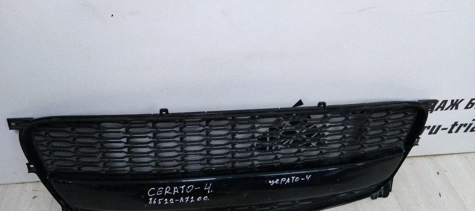 Решетка ,бампера Kia Cerato 3  oem 86522A7200 (скл-3)
