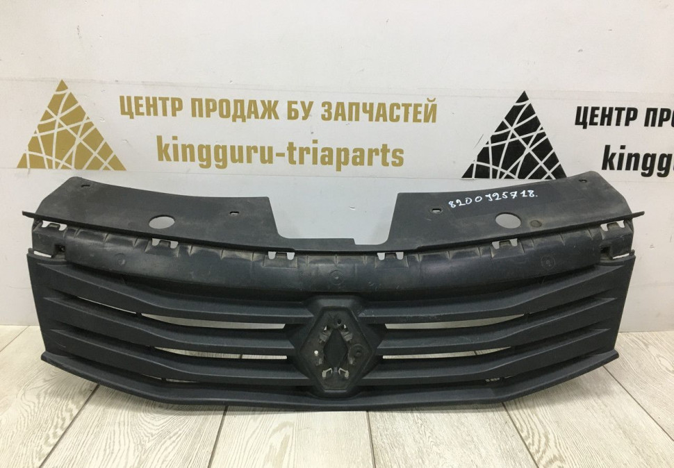 Решетка радиатора Renault Sandero 1 OEM 8200925718