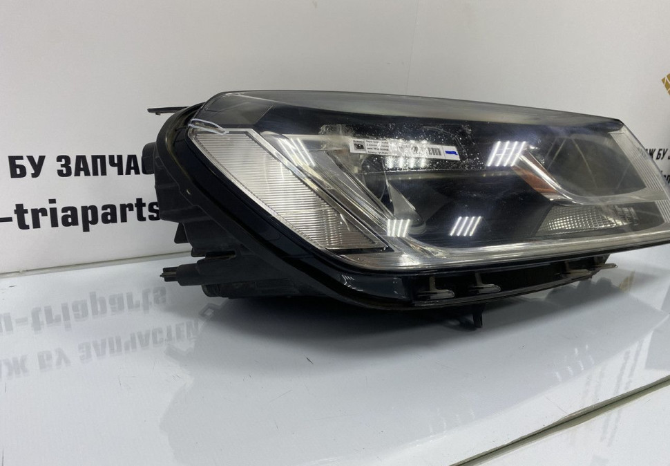 Фара правая Volkswagen Touareg 2 ксенон рестайлинг 2014-2018 oem 7P1941034A Фара правая Volkswagen Touareg 2 ксенон рестайлинг 2014-2018 oem 7P1941034A