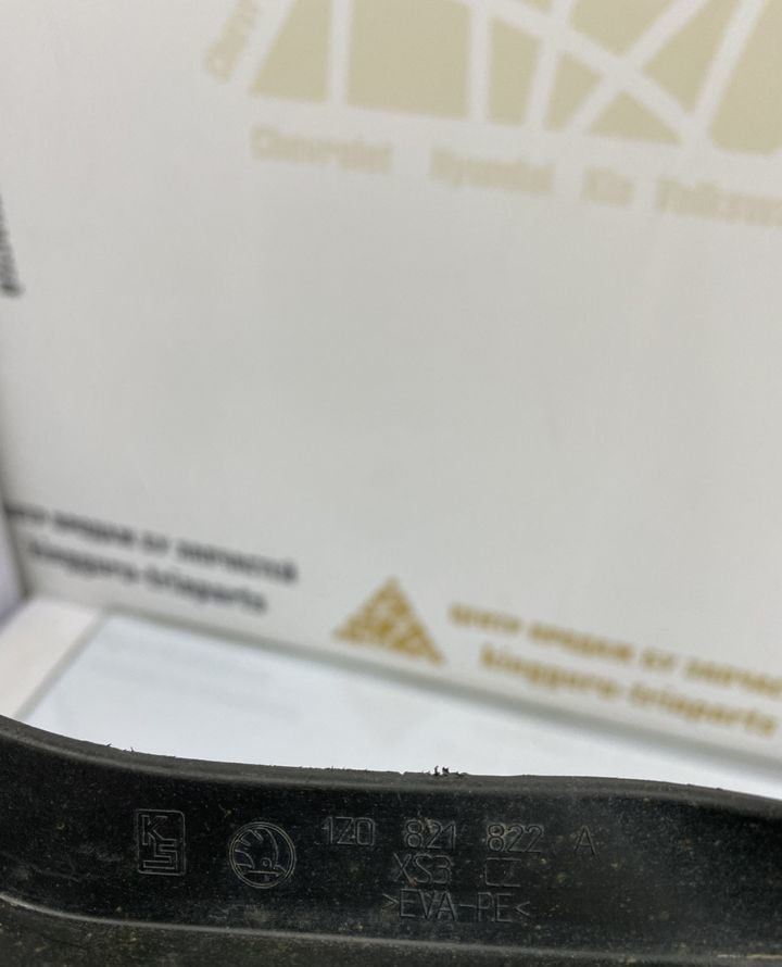 Брызговик задний правый Skoda Octavia A5 OEM 1Z0821822A Брызговик задний правый Skoda Octavia A5 OEM 1Z0821822A