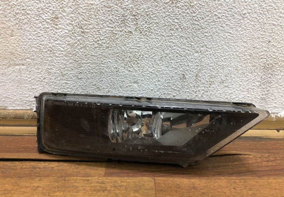 Фара птф правая Volkswagen Tiguan 2 oem 5na941700b (слом.2крепл.) (трещ.в корп.)