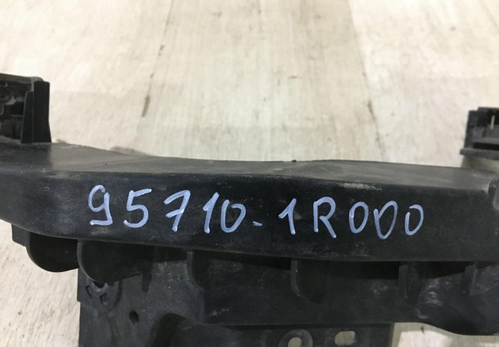 Кронштейн передней панели левый Hyundai Elantra 5 2011-2016 OEM 957101R000 Кронштейн передней панели левый Hyundai Elantra 5 2011-2016 OEM 957101R000