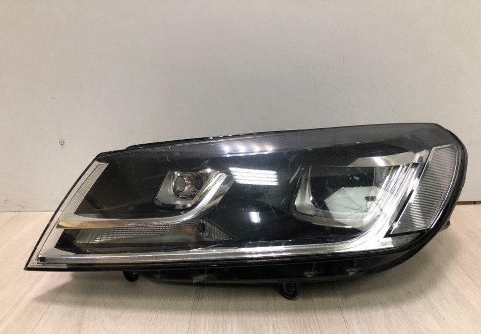 Фара левая Volkswagen Touareg NF рест ксенон oem 7p1941751b (слом.1крепл)