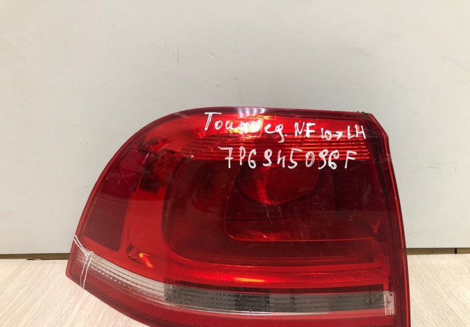 Фонарь левый Volkswagen Touareg NF (10>) oem 7P6945095F