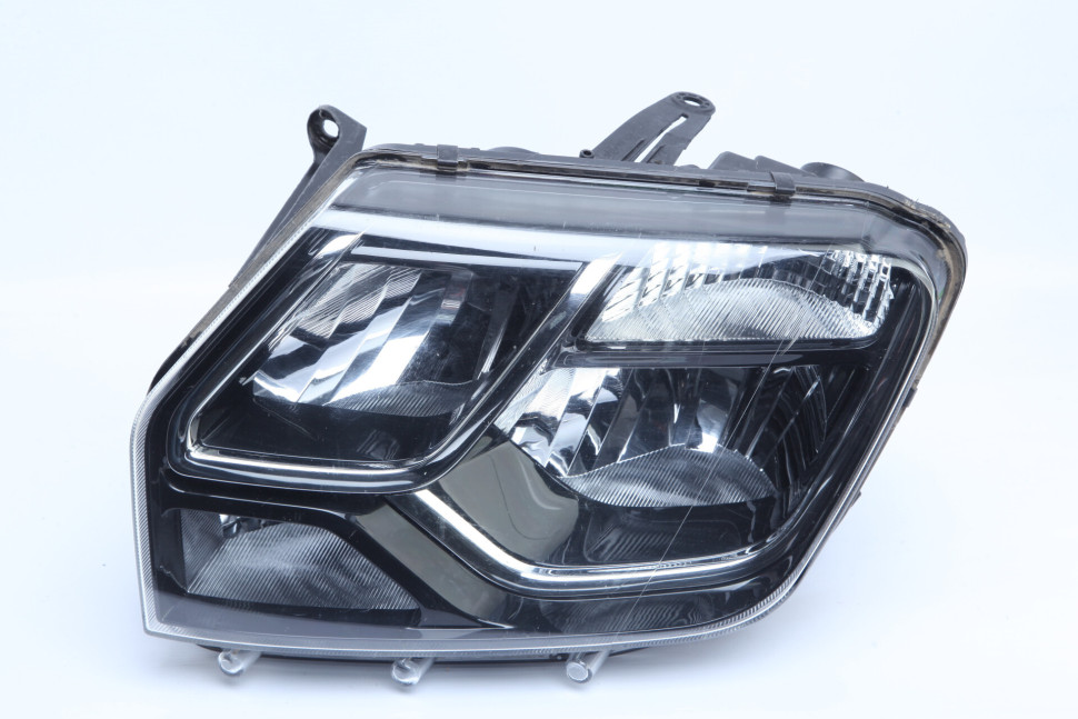 Фара левая бу Renault Duster рестайлинг OEM 260605020R