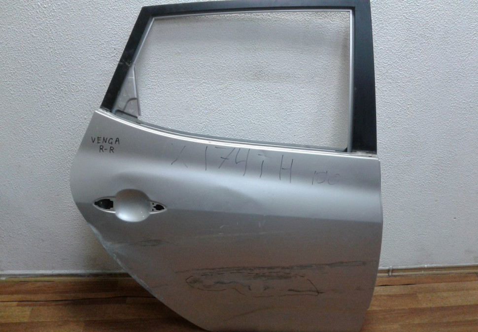 Дверь задняя правая Kia Venga вмятина