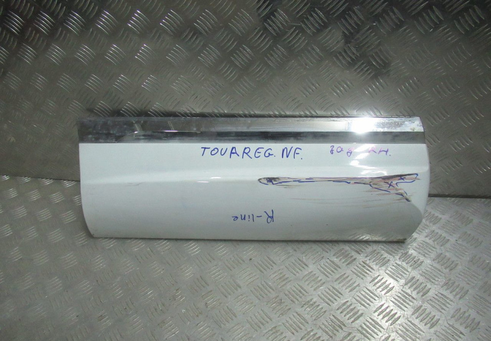 Молдинг двери задний правый Volkswagen Touareg NF R-Line oem 7p6853970