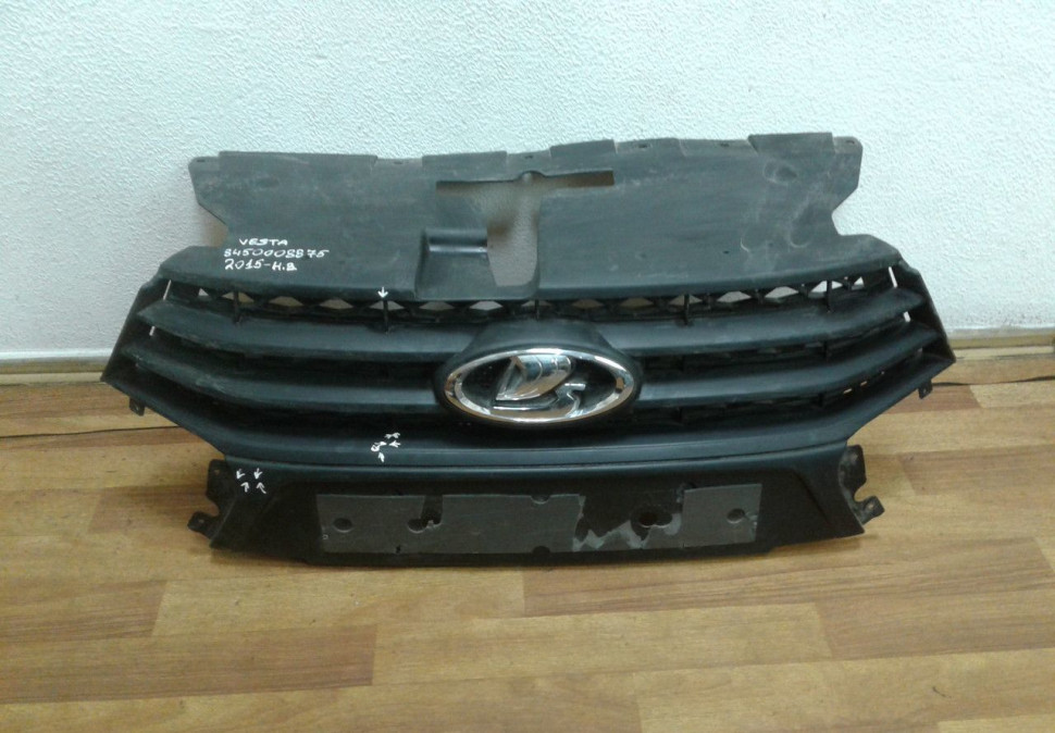 Решетка радиатора Lada Vesta oem 8450008875 (мал. трещ.) (скл-3)