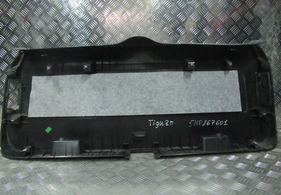 Обшивка крышки багажника Volkswagen Tiguan (07-16) oem 5N0867601B