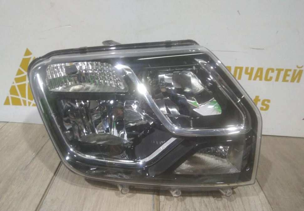 Фара правая бу Renault Duster рестайлинг OEM 260107307R