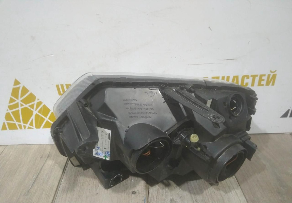 Фара правая бу Renault Duster рестайлинг OEM 260107307R