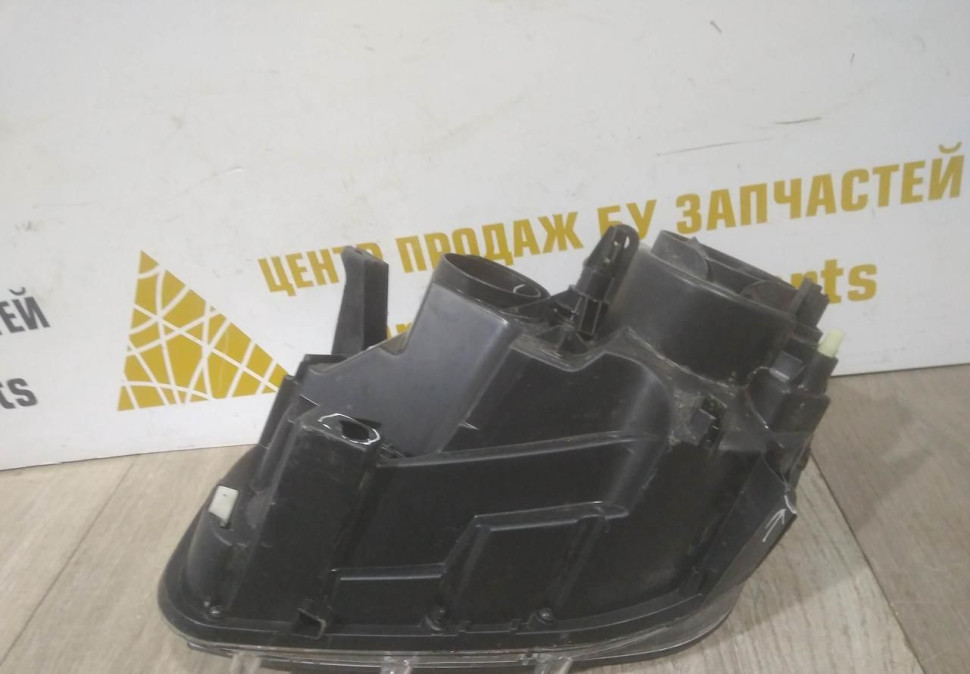 Фара правая бу Renault Duster рестайлинг OEM 260107307R