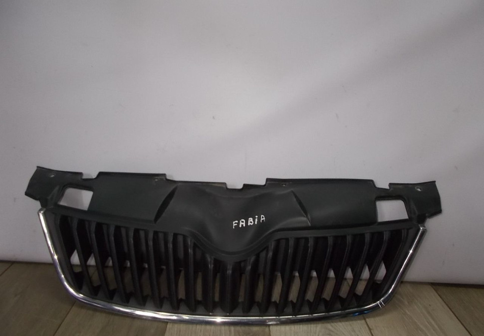 Решетка радиатора бу Skoda Fabia 2 OEM 5J0853668C