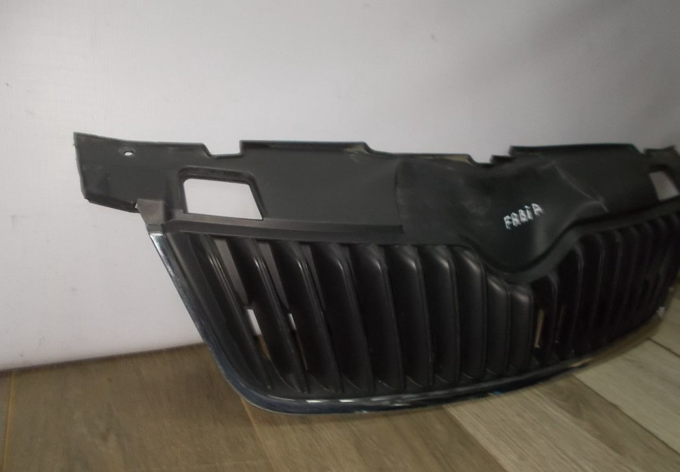 Решетка радиатора бу Skoda Fabia 2 OEM 5J0853668C Решетка радиатора бу Skoda Fabia 2 OEM 5J0853668C
