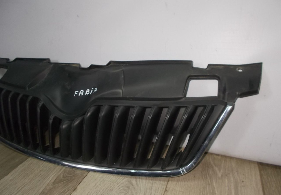 Решетка радиатора бу Skoda Fabia 2 OEM 5J0853668C Решетка радиатора бу Skoda Fabia 2 OEM 5J0853668C