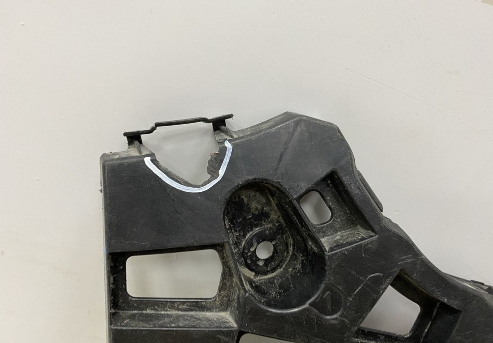 Кронштейн заднего бампера правый BMW X7 G07 OEM 51127420666 Кронштейн заднего бампера правый BMW X7 G07 OEM 51127420666