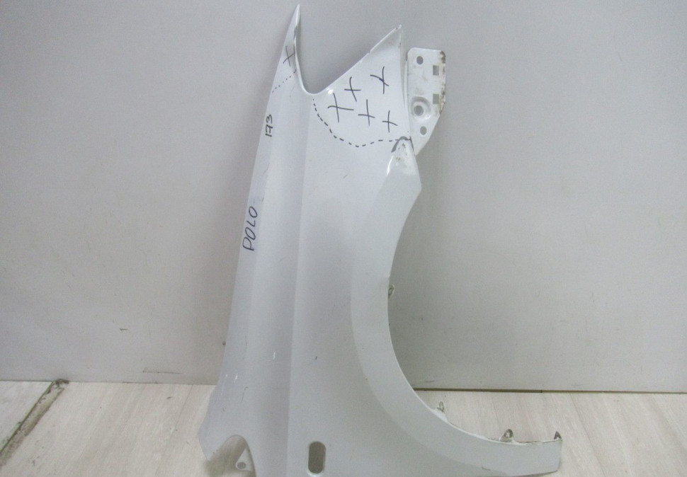 Крыло переднее правое Volkswagen Polo sedan oem 6r0821106 (вмятины)