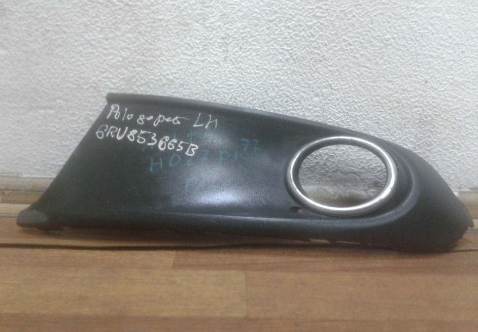 Накладка ПТФ левая Volkswagen Polo рест oem 6RU853665b