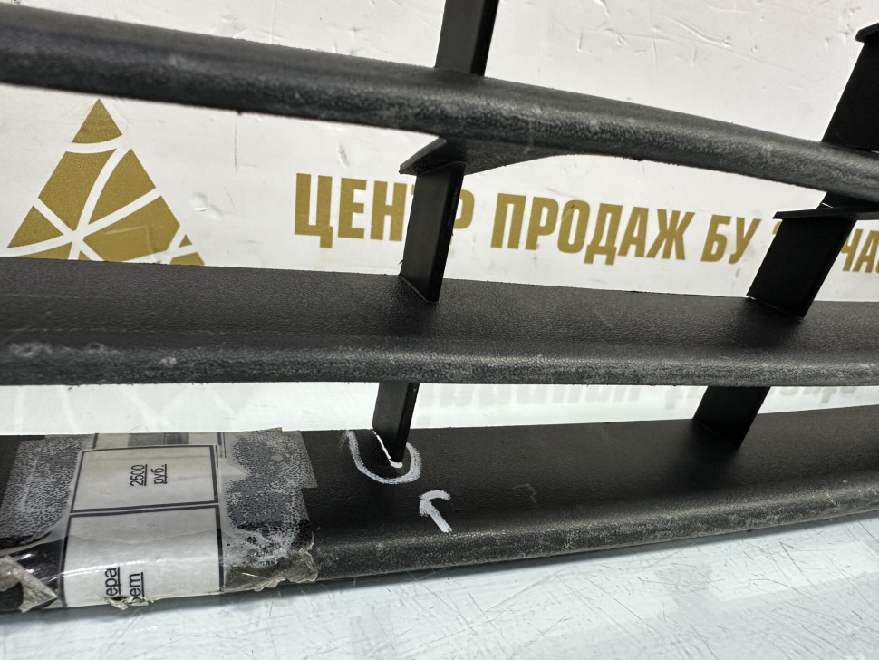 Решетка переднего бампера Volkswagen Golf Plus 1 2005 OEM 5M0853677 Решетка переднего бампера Volkswagen Golf Plus 1 2005 OEM 5M0853677