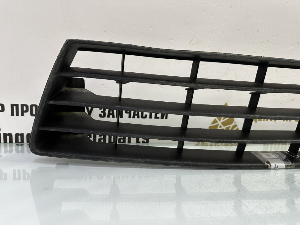 Решетка переднего бампера Volkswagen Golf Plus 1 2005 OEM 5M0853677 Решетка переднего бампера Volkswagen Golf Plus 1 2005 OEM 5M0853677