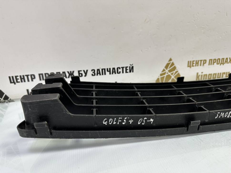 Решетка переднего бампера Volkswagen Golf Plus 1 2005 OEM 5M0853677 Решетка переднего бампера Volkswagen Golf Plus 1 2005 OEM 5M0853677