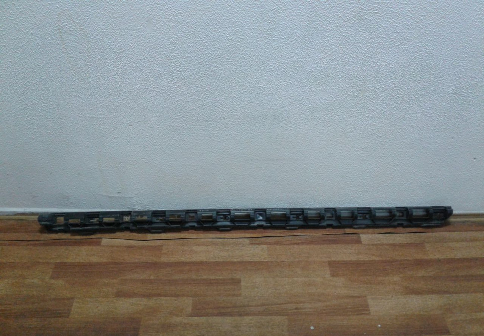 Кронштейн накладки порога левый Volkswagen Passat B8 (15>) oem 3g0853945