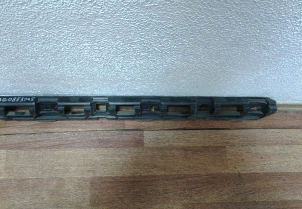 Кронштейн накладки порога левый Volkswagen Passat B8 (15>) oem 3g0853945
