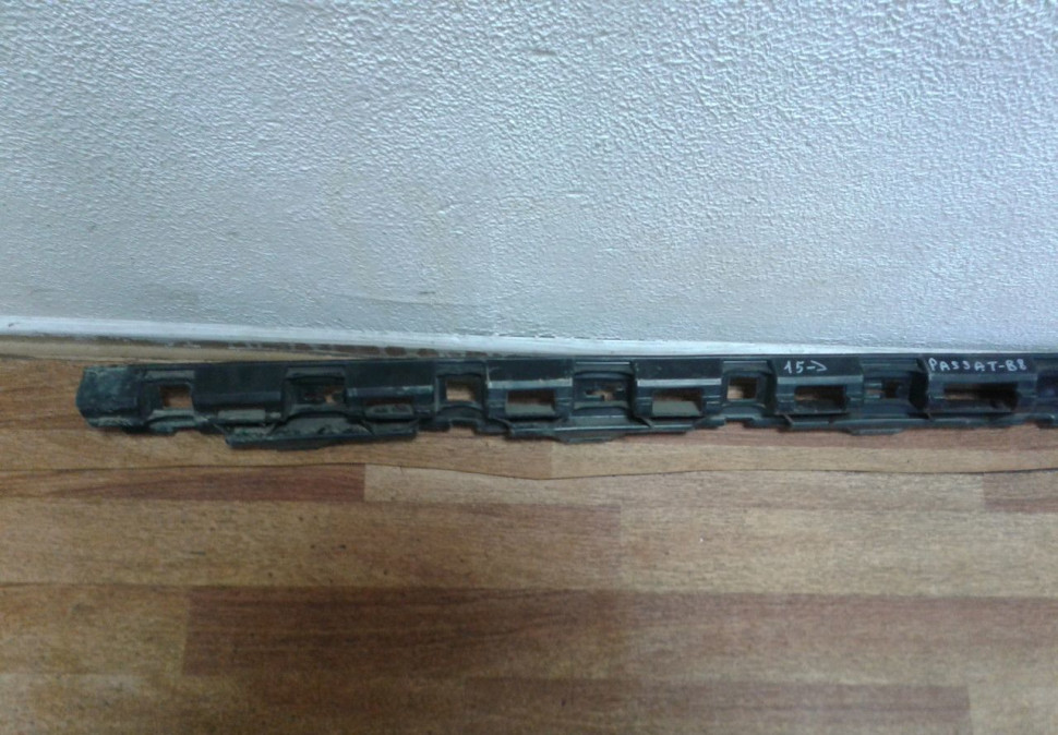 Кронштейн накладки порога левый Volkswagen Passat B8 (15>) oem 3g0853945