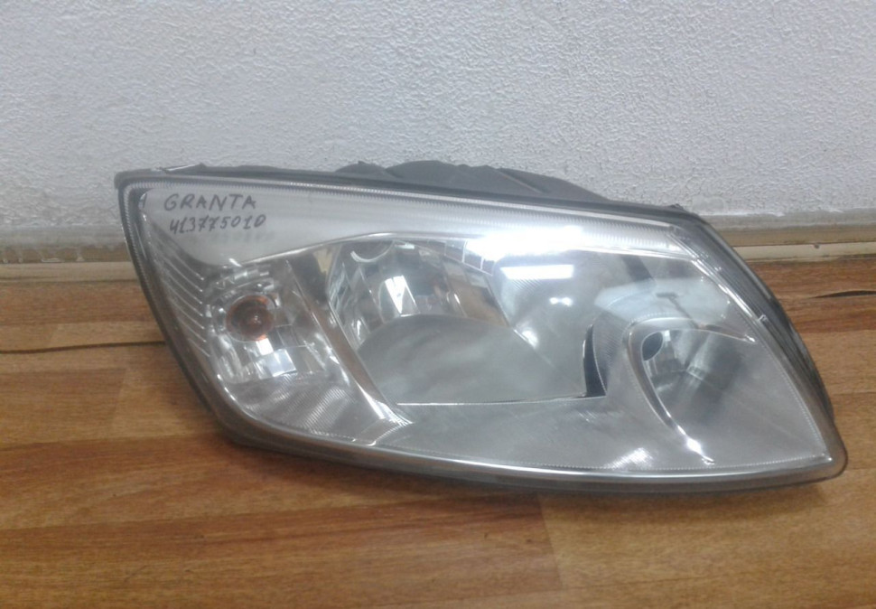 Фара правая Lada Granta oem 413775010 (слом. крепления) (скл-3)