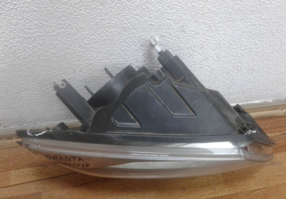 Фара правая Lada Granta oem 413775010 (слом. крепления) (скл-3)