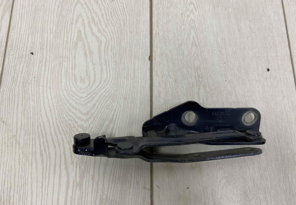 Петля капота правая Volkswagen Transporter T6 oem 7E0823302