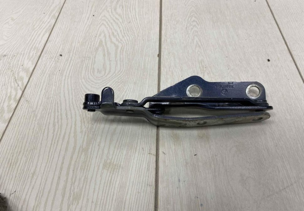 Петля капота правая Volkswagen Transporter T6 oem 7E0823302